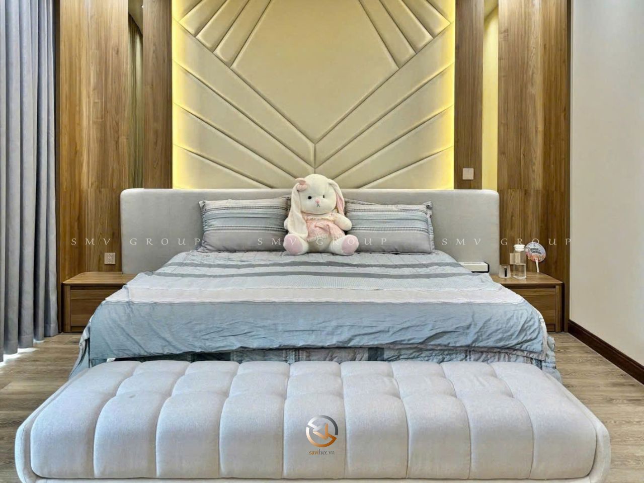 Phòng master hiện đại H Villa với giường ngủ bọc nệm và hệ vách đầu giường ấn tượng